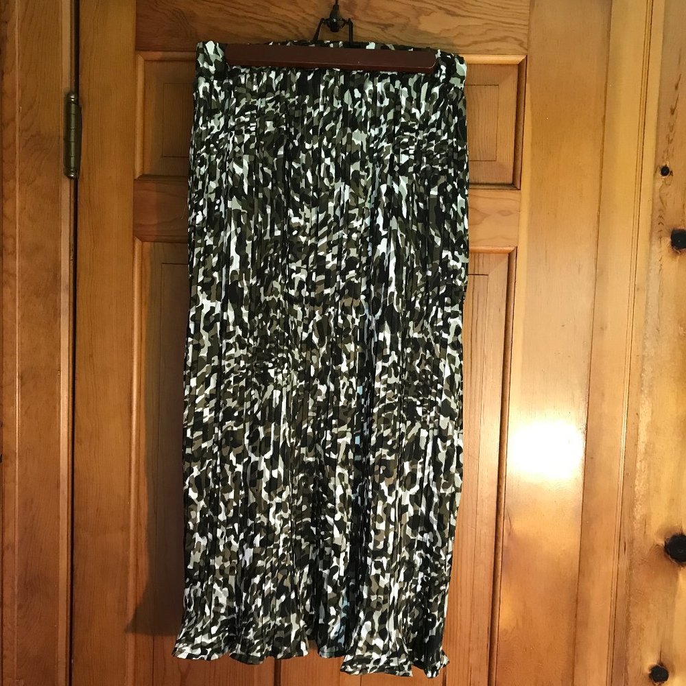 NWT STATUS BY CHENAULT pleated camo MAXI SKIRT, size Large.